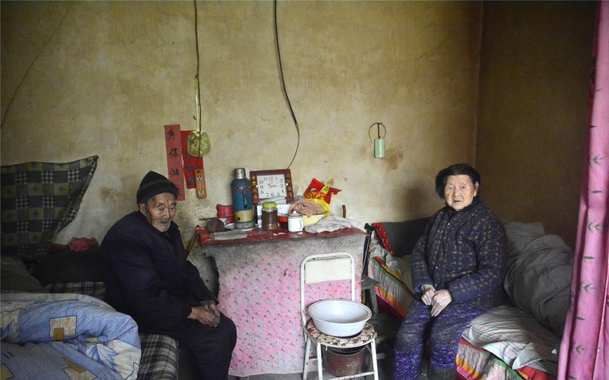 刚发生的一件真人真事。村里有对老夫妻，相守70多年。昨天上午，97岁的老头在外面