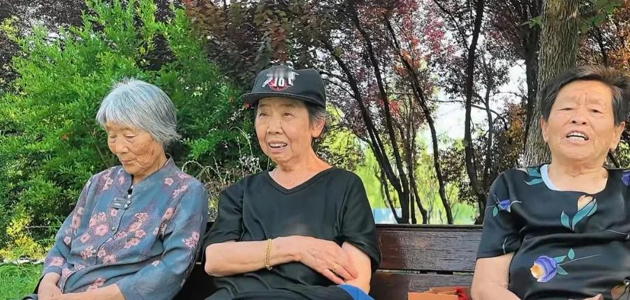 为什么现在城市里的老人，不愿意进养老院呢？都喜欢待在自己家里呢？这就是现实，有房