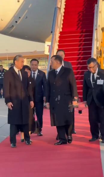 泰国国王抵达北京机场啦！11月13日泰王和苏提达王后乘坐专机从从廊曼机场起飞，经