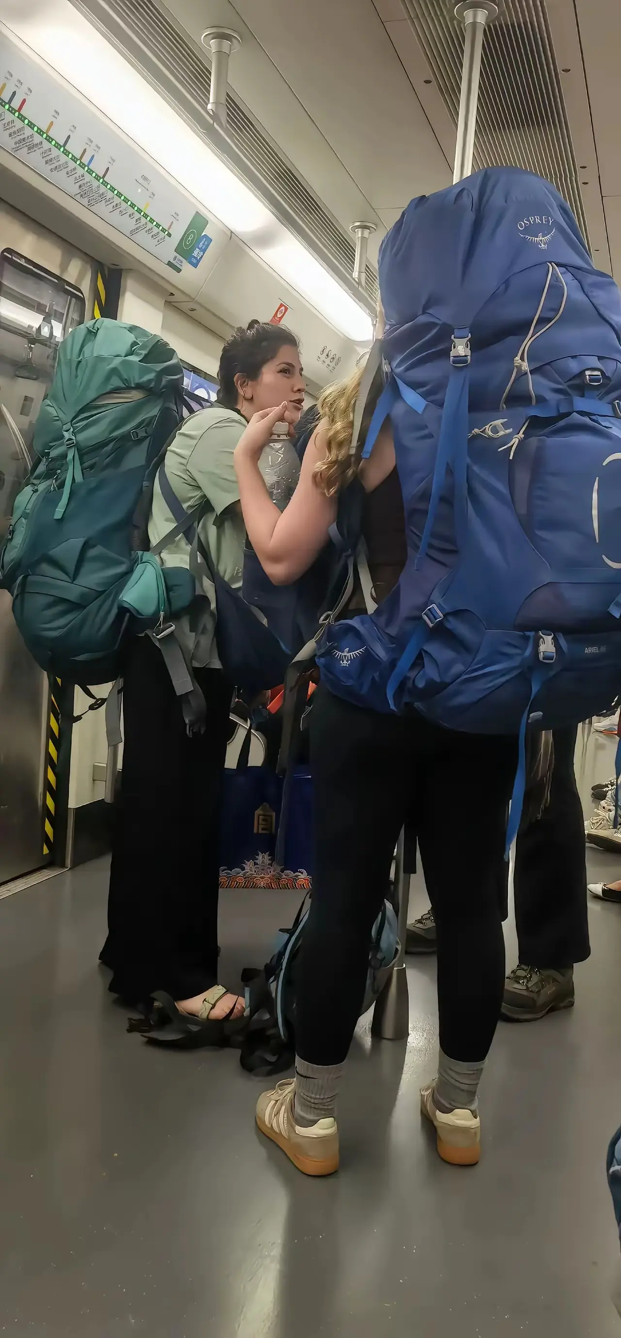 看到3个不知来自欧洲哪里的穷游女背包客，貌似欧洲远程旅行的人都喜欢大背包，不管男
