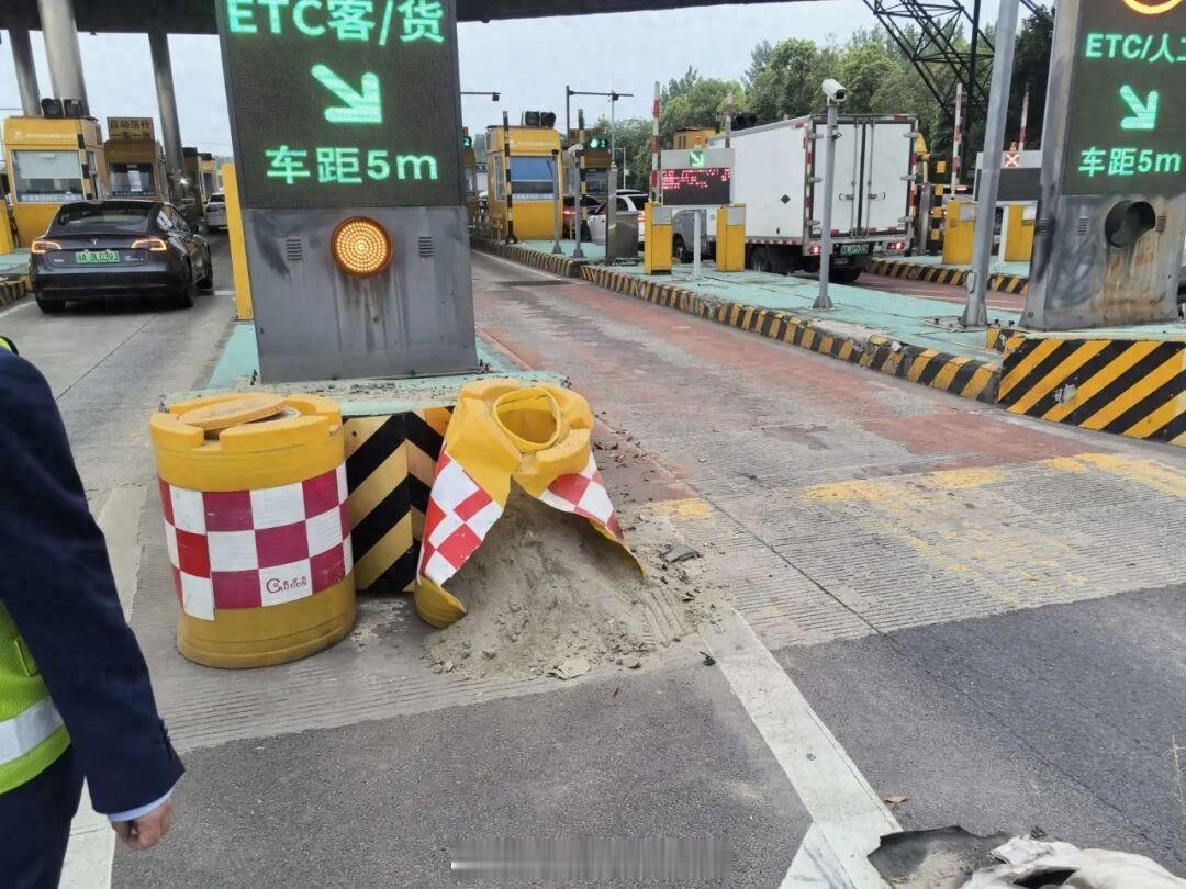 #撞坏塑料桶需赔500元#近日，有网友质疑在四川高速公路撞坏一个塑料防撞桶为何要赔偿500元，引发对