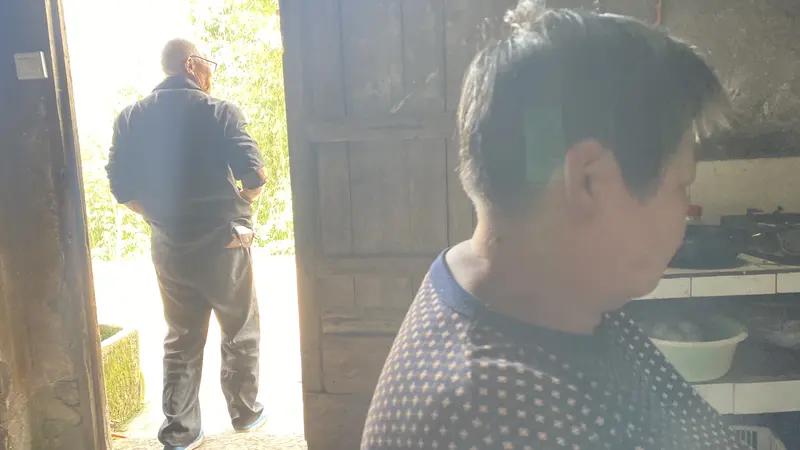 贵州山区42岁的男人陈树，被妻子当众扇了一巴掌后，整整十年没跟妻子说过一句话。家