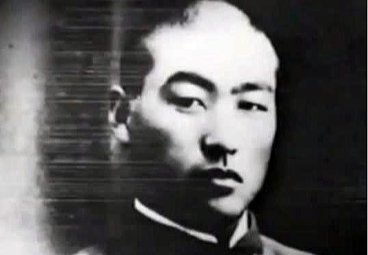 1954年，有个日本人，每天早上十一点，准时出现在中粮香港分公司的大门口。他站得