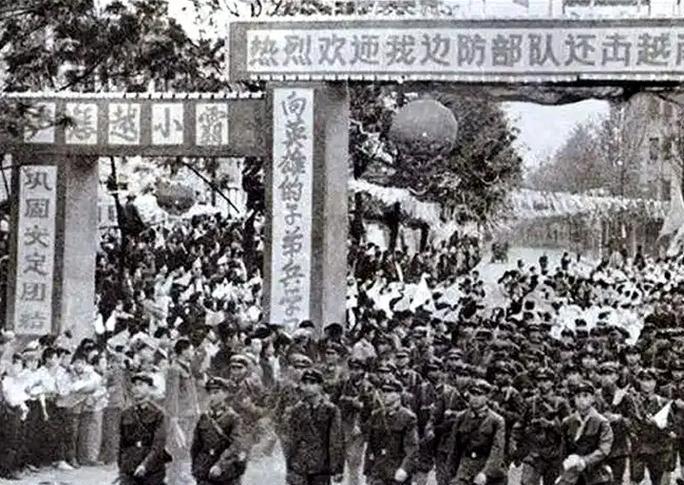 1979年，两名炊事员给前线战友送饭，途经一个越军哨所时，一个叫陶洪礼的炊事员说
