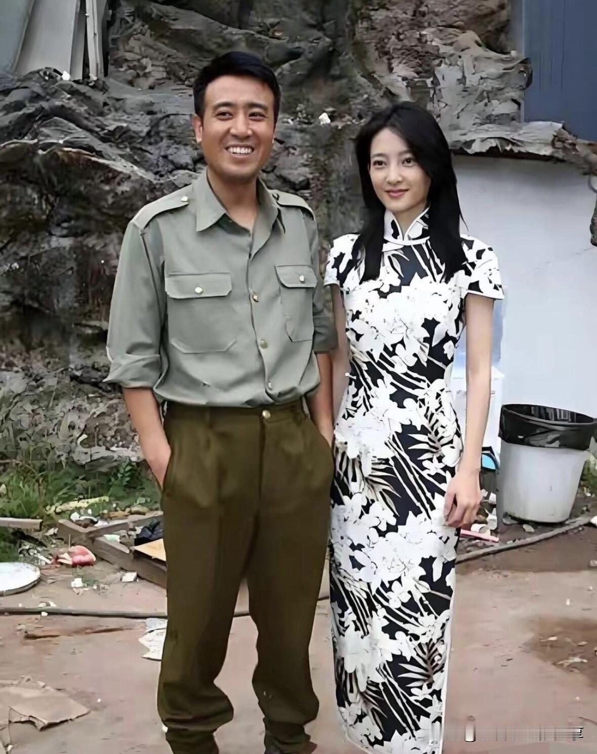 于和伟这脸，不精致，牙也不齐，可跟标致女演员合影时，他笑得比谁都灿烂，凭啥？十多年前那部《三国》，他