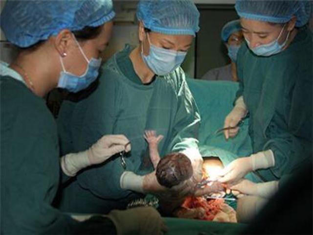 怀孕8个月意外摔倒, 医生当即要求剖腹产, 剖开肚子后瞬间吓懵