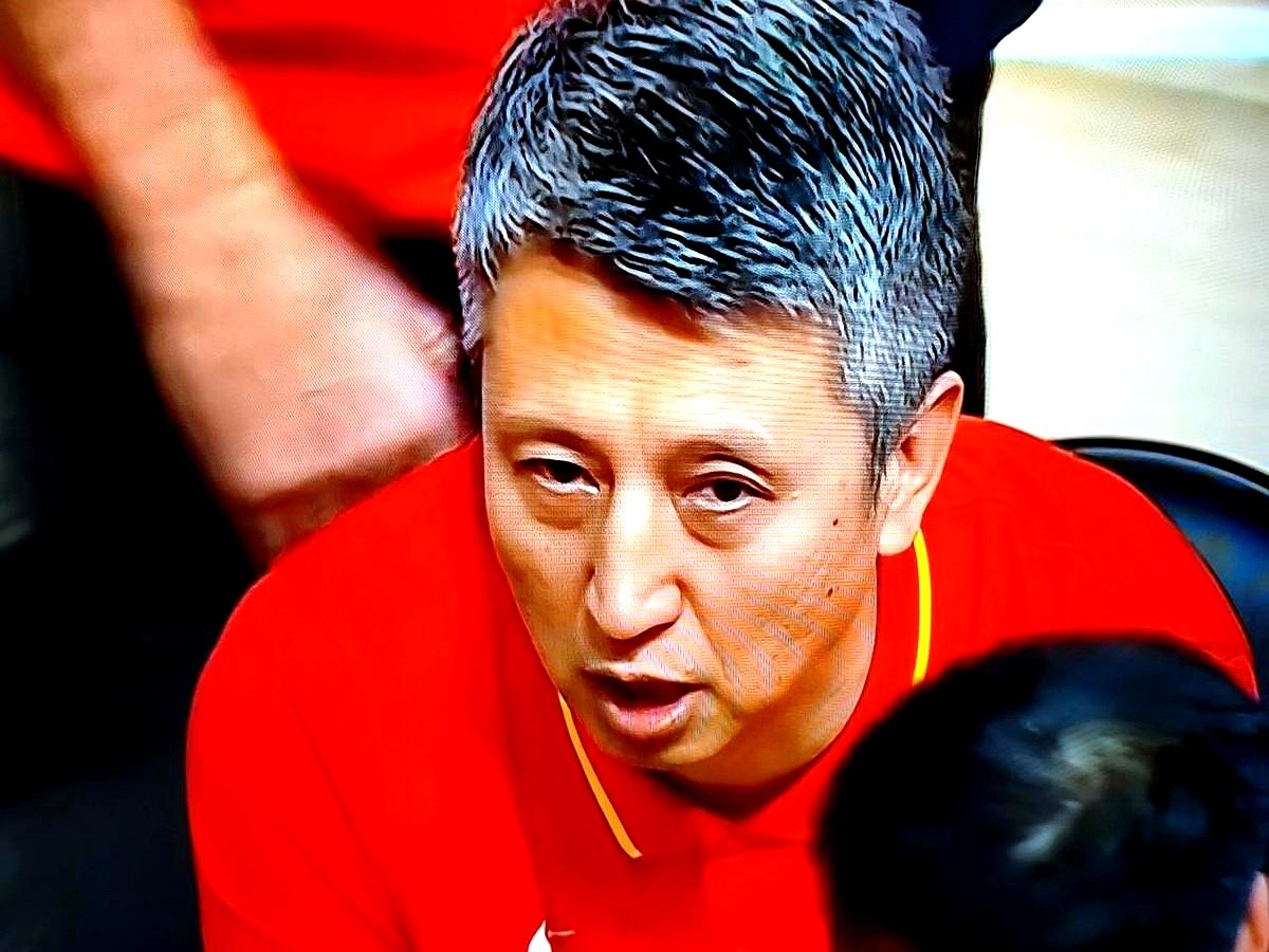 11月世预赛男篮这套阵容，比亚运会那支强出两个档次。后卫线让赵继伟戴队长袖标搭档廖三宁。赵睿、庞峥麟
