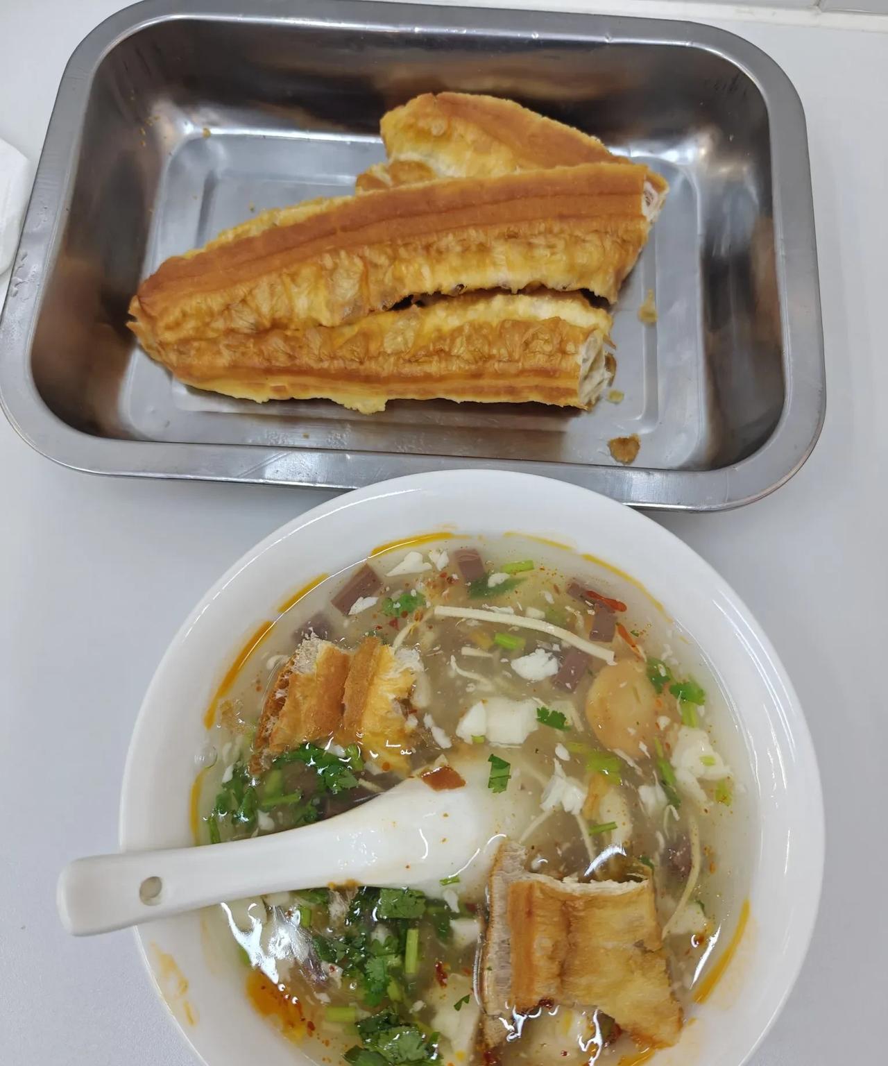 常州人的早餐，油条配豆腐汤。不错啊不错，味道好极了，用特么美国话，叫歪