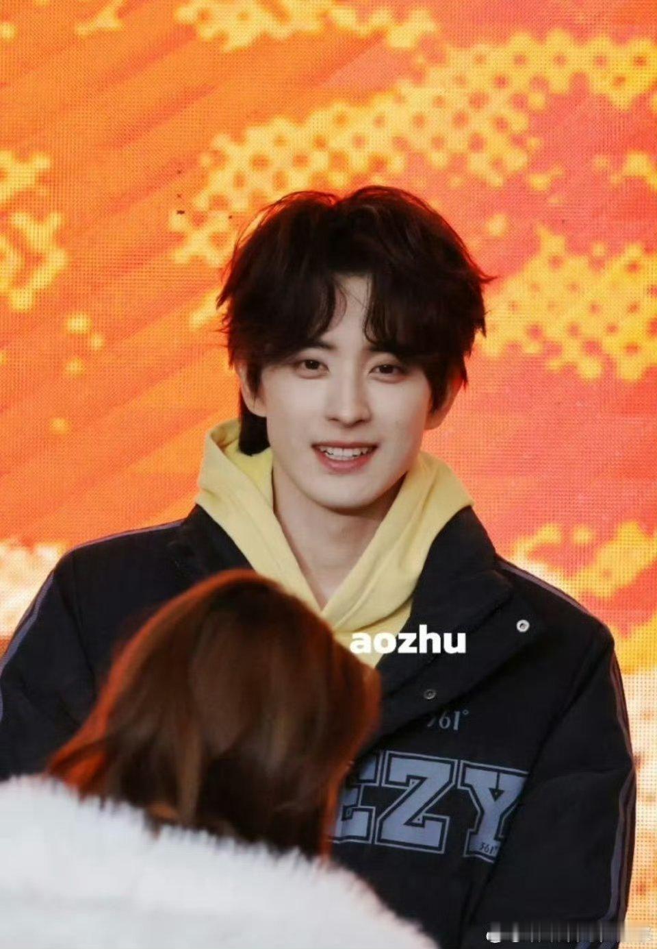 给敖瑞鹏弄卷毛的人简直是个天才，就是个金毛谁懂好乖啊看着