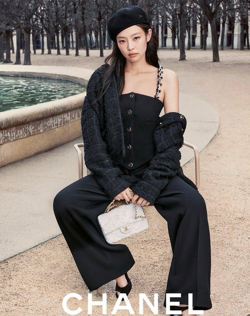 香奈儿最新释出的2025/26秋冬前导广告大片，品牌大使Jennie出镜，融合9