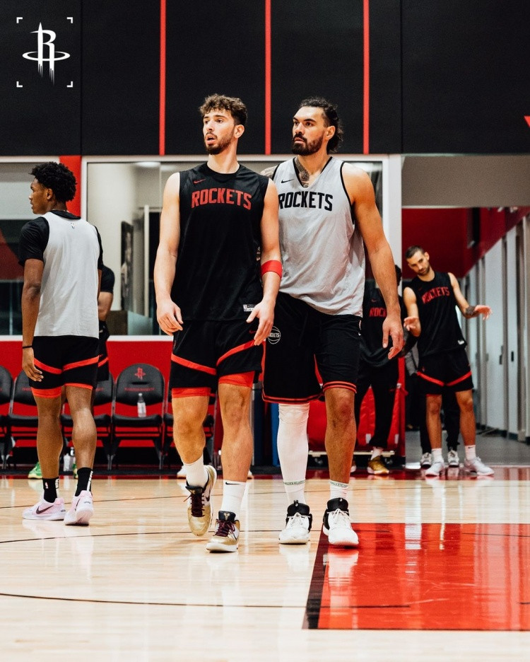 31岁的老将亚当斯，和申京在一起搭档可以优势互补：亚当斯能护框、能抢篮板，尤其是