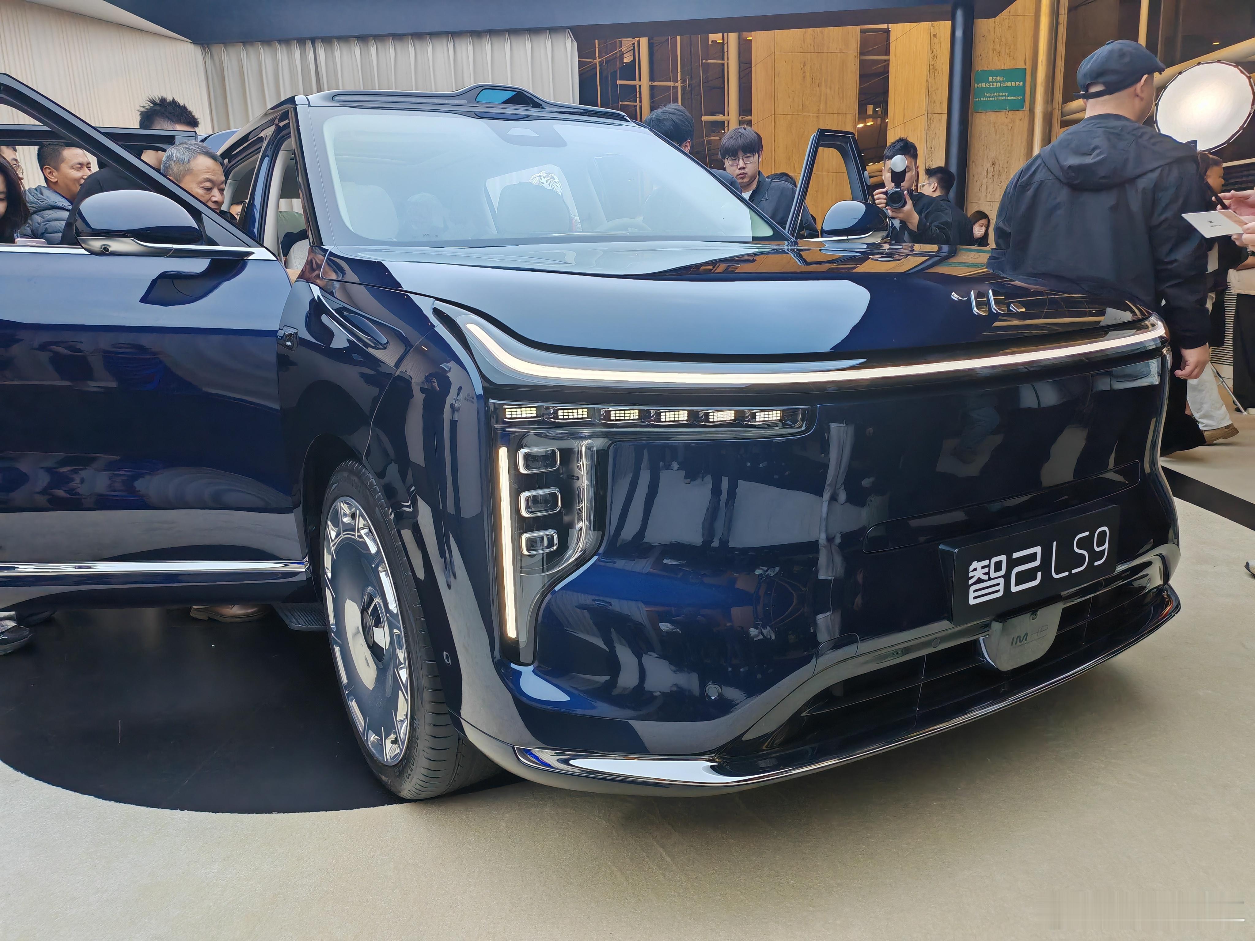 上汽旗舰·智己LS9全系皆Ultra,入门即巅峰比小型车更灵活，比五座车更