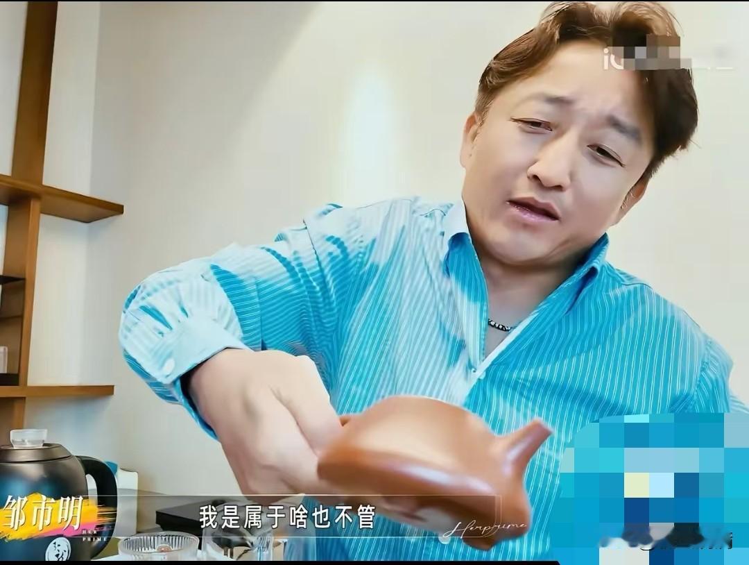 儿子发烧40度，当爹的躲在房间里打王者荣耀。饭要阿姨端到门口，婆婆都看不下去