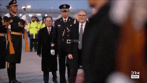 刚刚看这段视频画面，我还以为他是ai做的。但是不是，这是人家英国媒体正儿八经播