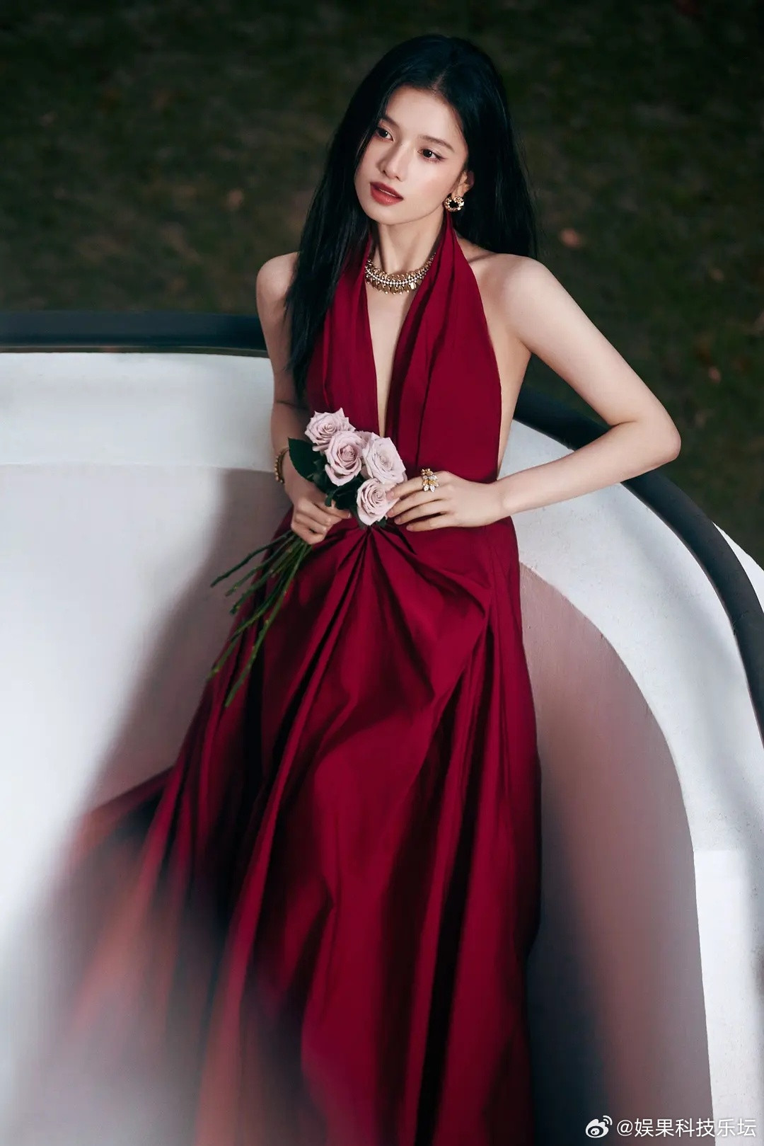 来看看张婧仪和徐若晗的红裙写真，哪个更美呢