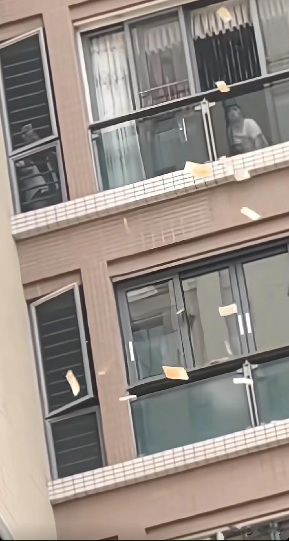 大城市机会就是多！路过小区都能撞上“发财”的好事！汕头的星湖城直接下起了“港币