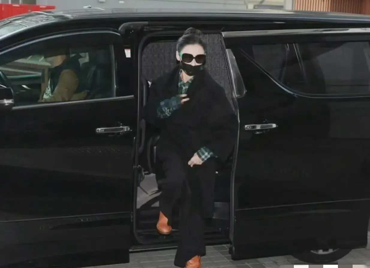 出庭不是葬礼，她把法庭走成了秀场。44岁张柏芝今天用一身黑绿配色告诉所有人：专