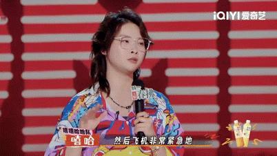 空姐为什么不能穿裤装从脱丝袜逃生到滑梯留疤，这些细节藏着从业者的无奈。职业装的