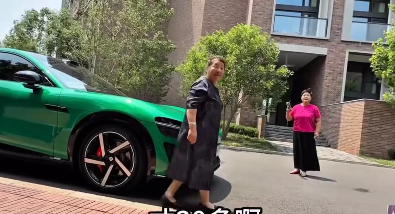 小米汽车在人群中的真实反应，一位小米Yu7车主把车停路边，一位大姐对这车的评价绝