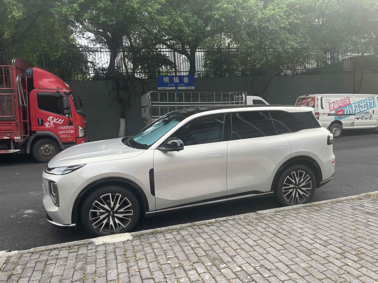 今天下班路上，解锁两种颜色的启源Q07，银灰色和黑色，整体看起来确实大气。1