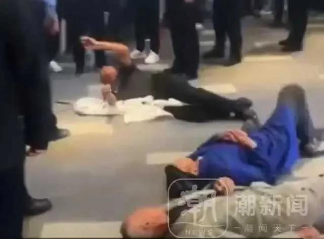 一杯奶茶,成为最后一滴眼泪!全家出动躺商场门口开…闹!浙江台州一名4岁男童的