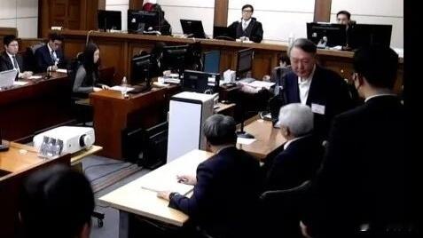 尹锡悦的八宗罪昨天，韩国前总统尹锡悦被判5年。晚上的百姓直播间，有一些粉丝问：秋