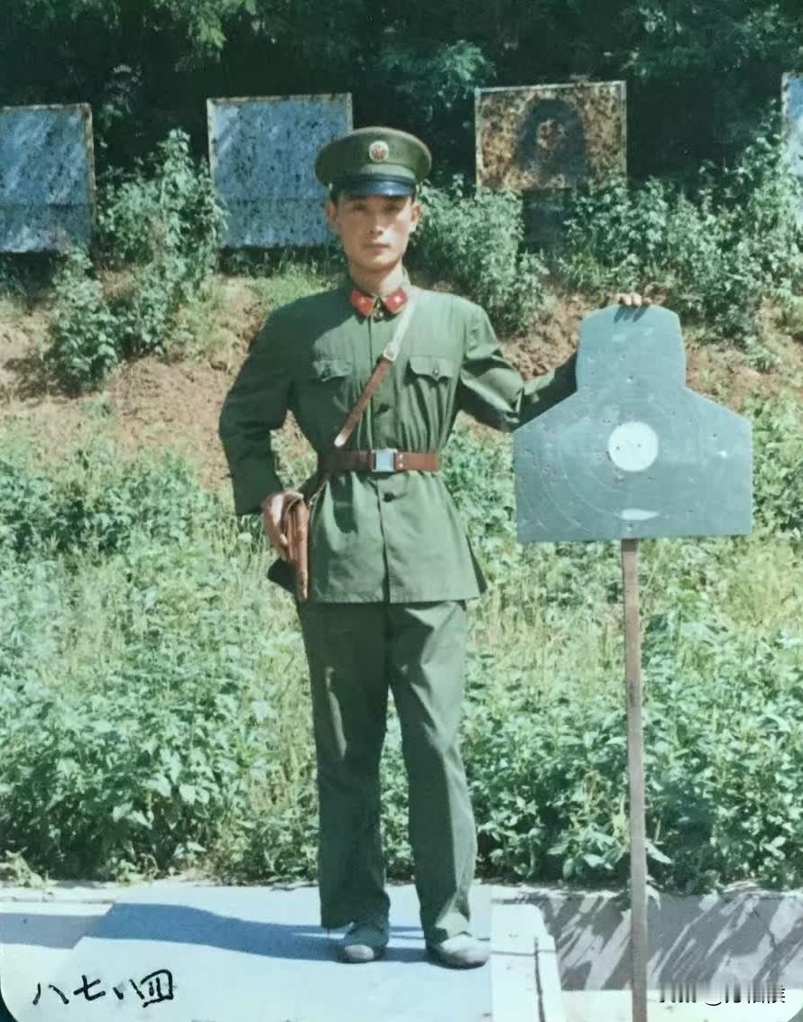 在全警卫营人面前，五发五四手枪子弹能打出45环以上，必须留影。这是当时沈阳军区司