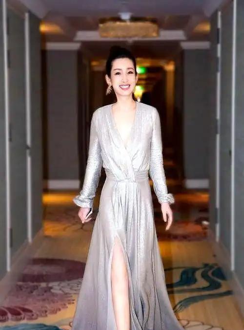 秦海璐一年赚的钱，够普通人花几辈子，可她回家第一件事，是叫老公，棉被她从不整理，