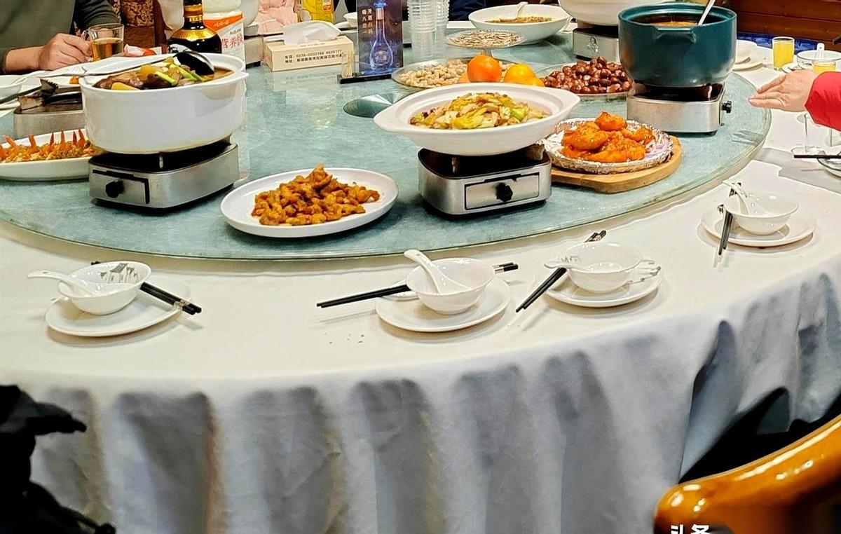 就因为一桌子菜，吃得干干净净，我老公在回家的车上，数落了我一路。说我抠，说我不