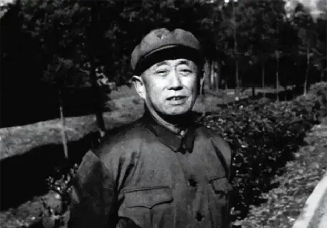 1983年，甘肃一位名叫侯玉春的西路军老兵，晚年在医院做门卫，安分守己、与世无争