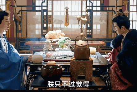 《凤凰台上》萧千清对萧焕的事也上心了，连萧焕停了凌苍苍的避子汤都要八卦一下！凌