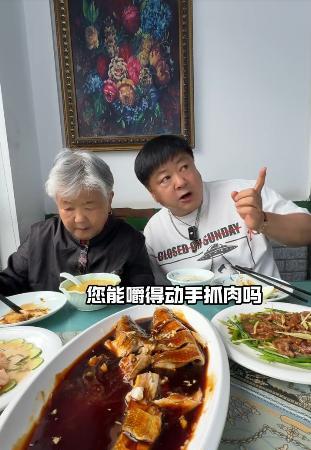 洪剑涛带86岁母亲吃西湖美食，每道都踩雷，老母亲一句话暴露他的“不孝”。母亲节