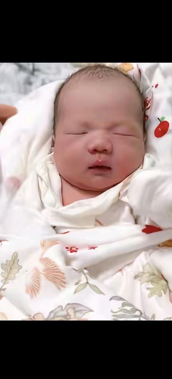 女子生下宝宝后，她想问问大家，宝宝的奶粉钱和尿不湿，是公公婆婆出，还是自己出？如