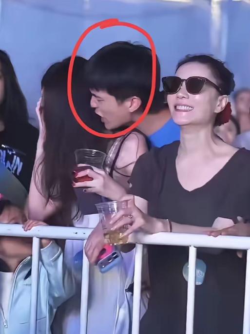 现在最愤怒的不是谢霆锋，而是李亚鹏。王菲的男性友人Ryan对李嫣做出动手动脚的举