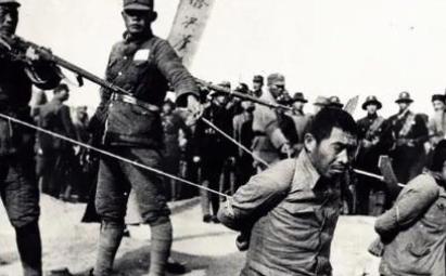1946年8月，大汉奸万里浪被枪决后，家人收殓时却发现，棺材里躺的根本不是他。大
