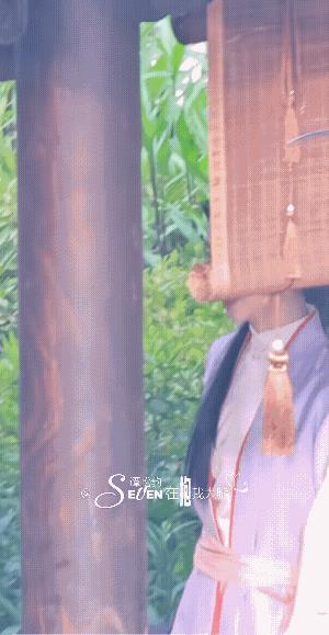 两位都是XK的前女主，一个正在巨热的横店，勤勤恳恳的拍戏，她从来都是打扮中规中矩