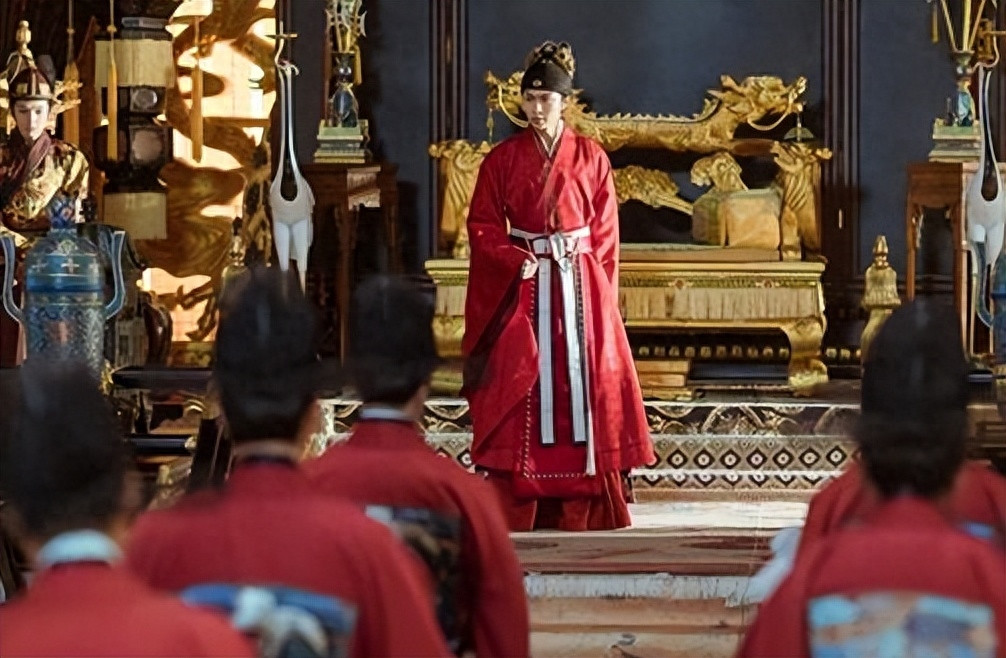 1457年，于谦被杀。明英宗朱祁镇刚回到后宫，就被母亲孙太后责骂：“昏君！你竟然