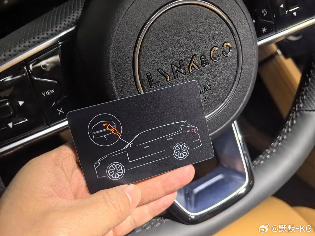 新势力有许多东西是「不知道为什么要做但特斯拉做了我们一定要做」，代表就是半幅方向