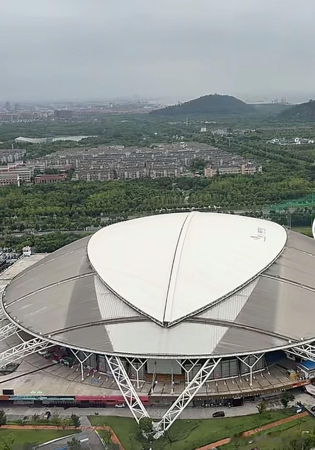 今天天气预报南通有雨，南鸟巢的顶棚也毫无悬念提前关闭了，苏超南通—镇江的比赛将在