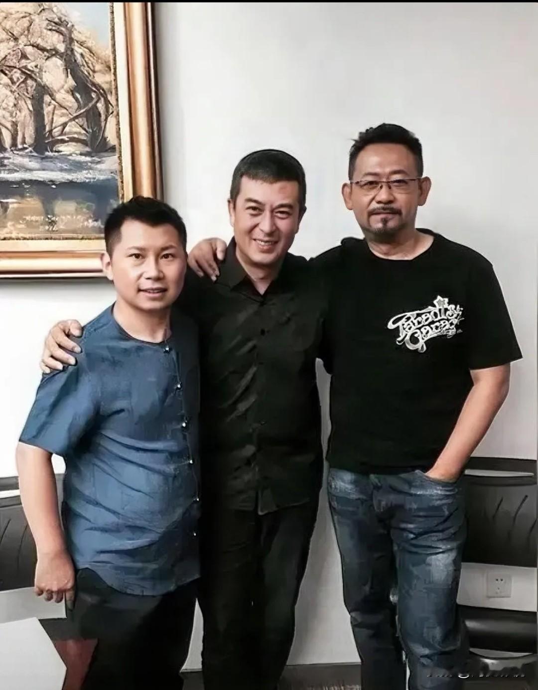 左一是气宇不凡的相声演员何云伟，中间是疏眉朗目，气宇轩昂的张嘉译；就不知右边身材