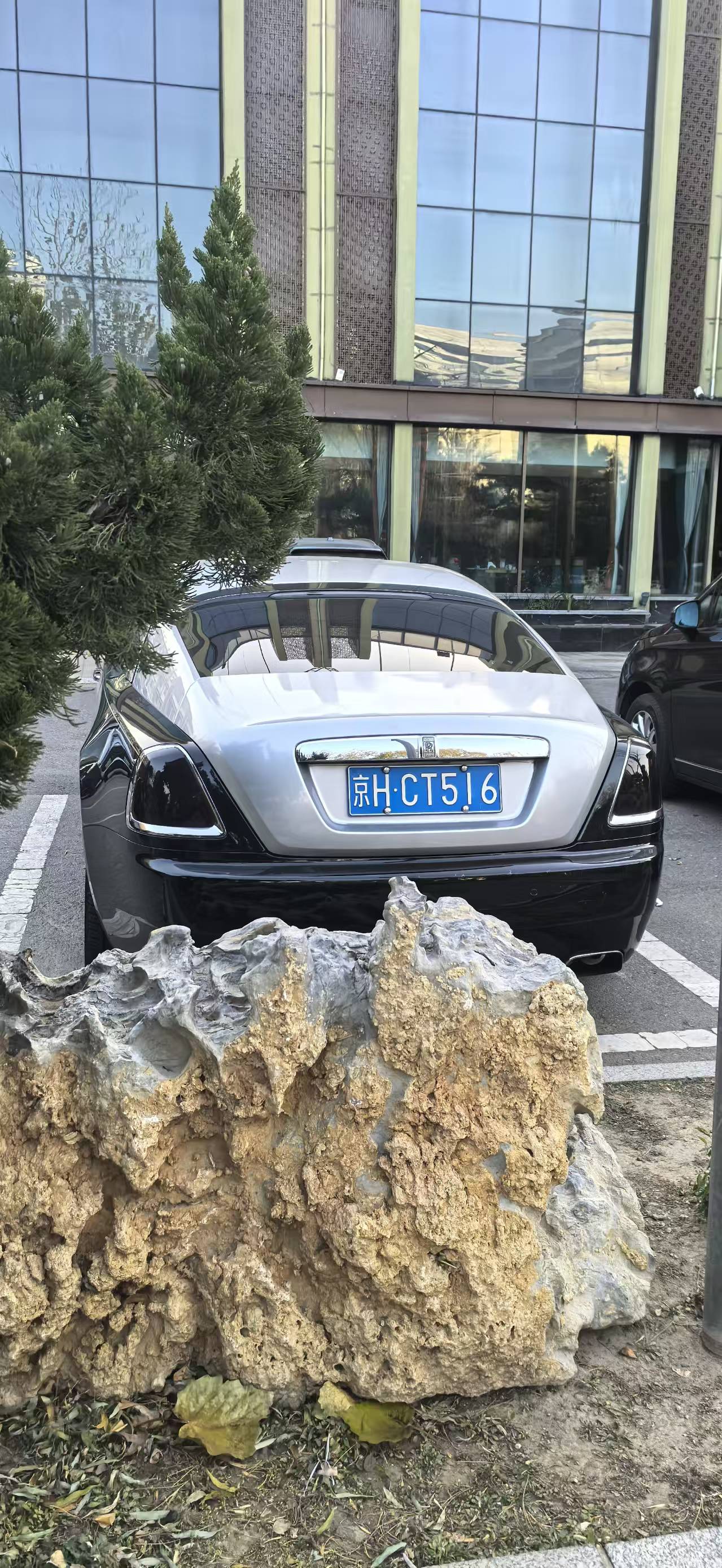 帝都豪车街拍之劳斯莱斯轿跑系列银魅，看着的确舒坦，品牌的内涵的确不是暴...