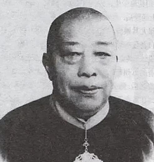 1922年，54岁的黄金荣如愿迎娶24岁的露兰春。新婚夜，黄金荣迫不及待地想要洞