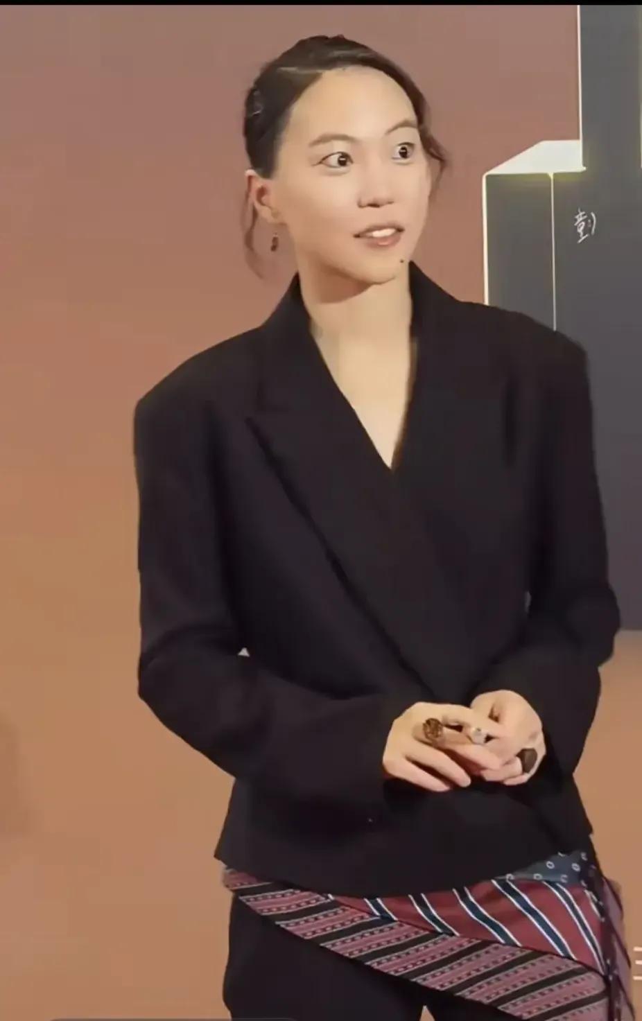 王菲的女儿长得跟母亲一样辨识度很高，但她们母女三人又各长各样，唯一的共同点就是都