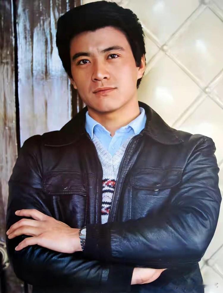 都是年轻的时候，唐国强比周里京帅气一些。唐国强是那个年代的奶油小生，阳光，大气，