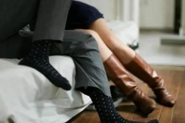 天津一名男子因撞见妻子与旧情人见面，情绪激动打了妻子一耳光。妻子的情人见状直接挥