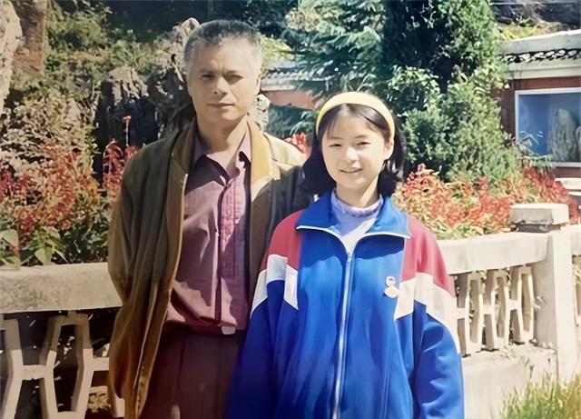 邓世平被挖掘尸骸当天，居民赴现场围观，学生趴在宿舍窗户往外看天光未启，警戒线