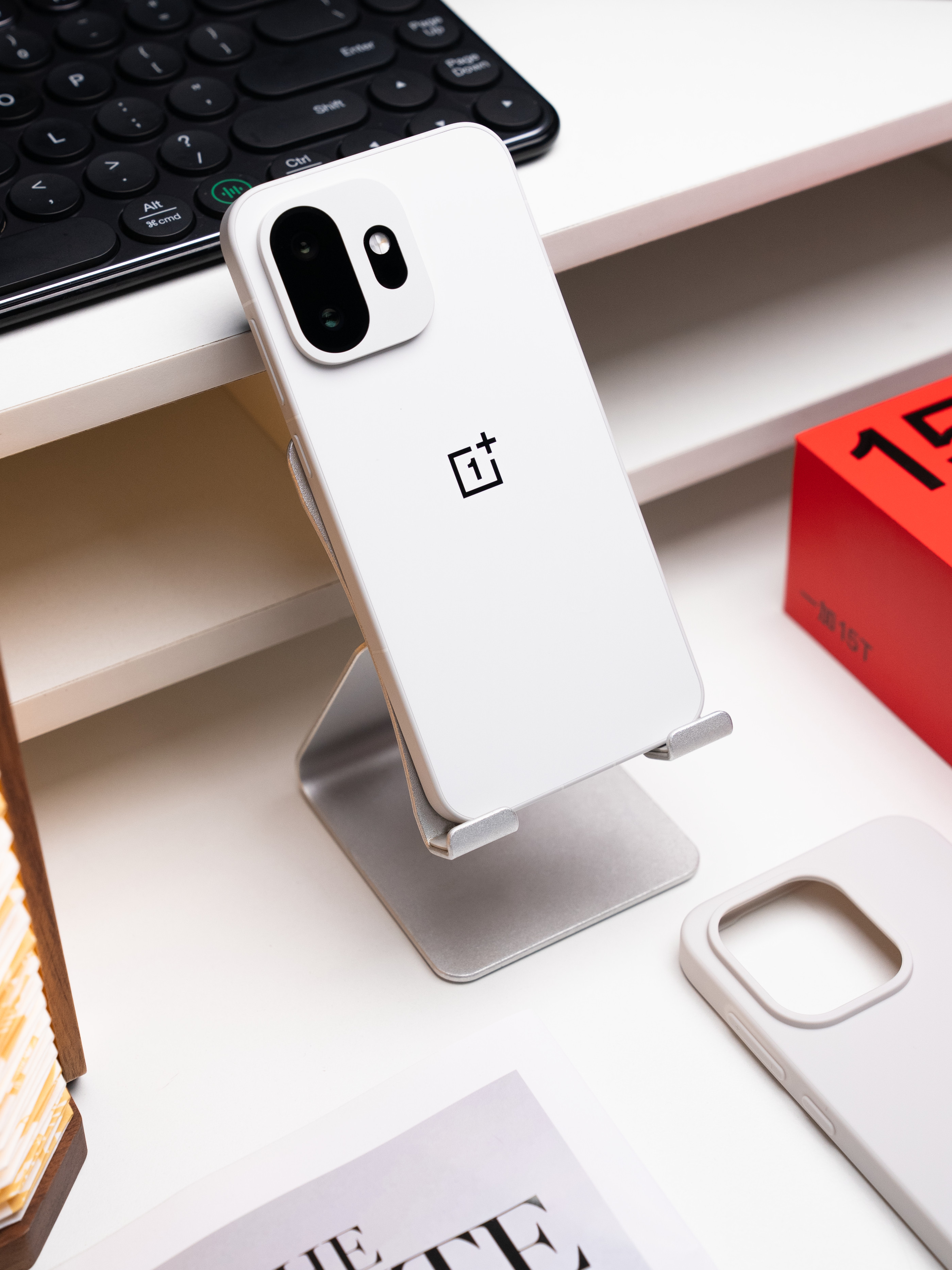 一起来品鉴一下，这块让人一眼心动的“治愈白巧”。一加15T「治愈白巧」，把“纯