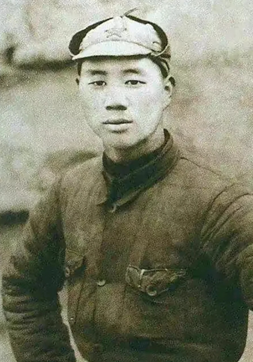 1939年，八路军虎将杨成武包饺子时，突然传来了敌机的声音，大家赶紧往外跑，结果