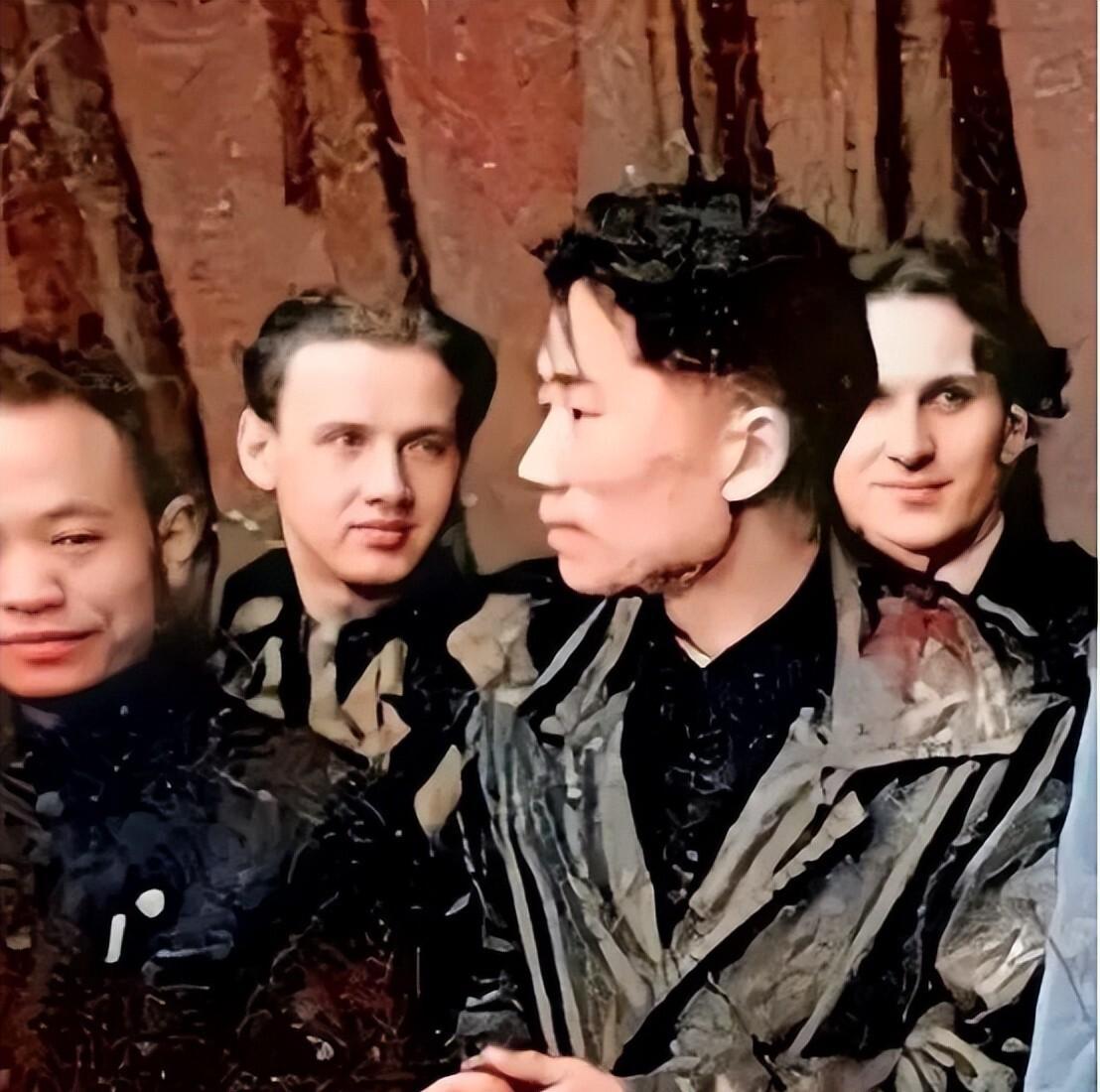 看哭了！这组毛岸英的罕见照片，藏着他短暂却滚烫的一生翻到这组照片，真的瞬间破