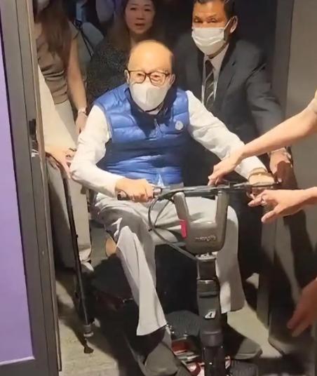 总感觉李嘉诚不对劲，都97岁的人了，白发、皱纹、肌肉萎缩……这些迟暮老人